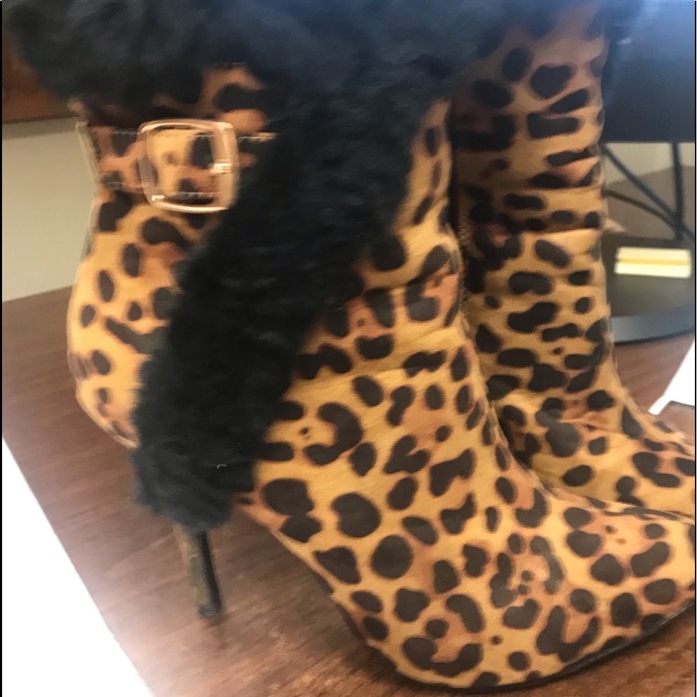 Anne Michelle, Women size 8 Leopard Printed Booties.